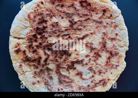 Pane fatto in casa appena sfornato, perfetto per la colazione o come contorno per qualsiasi pasto. Foto Stock