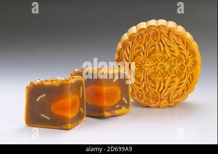 Pasta di loto singola mooncake yolk con semi di loto per il cinese Festa del Festival di metà autunno Foto Stock