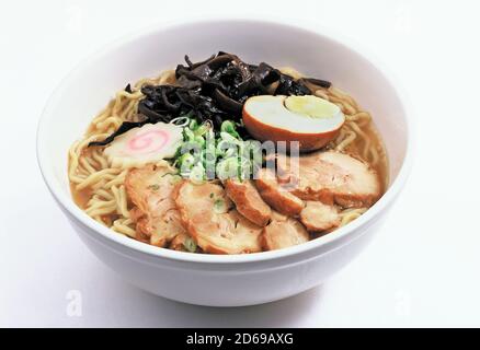 Ramen tonkotsu giapponese, noodle di brodo di ossa di maiale Foto Stock