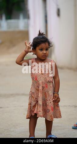 Sikar, Rajasthan, India - Agosto 2020: Felice sorridente ragazza indiana piccolo villaggio in piedi. Ritratto sorridente di un bambino o di una ragazza di campagna Foto Stock