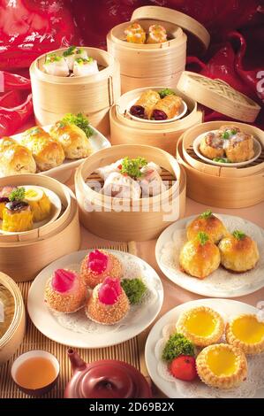 Cibo asiatico assortito dim sum in bambù vaporiera Foto Stock