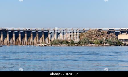 Dneproges con rocce in acqua del fiume Dnieper in giornata di sole. Centrale idroelettrica a Zaporozhye, Ucraina. Vista dall'isola di Khortytsia Foto Stock