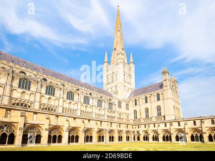 Norwich Cathedral Cloisters South Transept e spire of Norwich Cathedral Norwich Norfolk East Anglia Inghilterra GB Europa Foto Stock