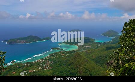 Vista panoramica dalla cima della montagna Morne Blanc, Mahe, Seychelles sulla costa nord-occidentale dell'isola con spiaggia tropicale Anse l'Islette. Foto Stock