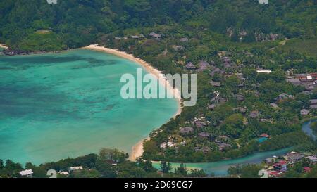 Vista aerea della spiaggia tropicale Anse l'Islette dalla cima della montagna Morne Blanc, isola di Mahe, Seychelles con belle acque turchesi. Foto Stock