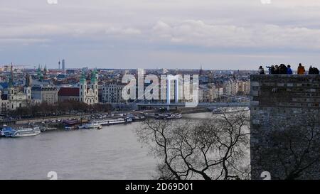 Budapest, Ungheria - 12/31/2018: I turisti godono della vista panoramica sul centro di Budapest da un punto panoramico con il Danubio e il paesaggio urbano. Foto Stock