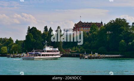 Isola di Mainau, Baden-Wuerttemberg, Germania - 07/14/2018: Traghetto passeggeri che arriva al punto di approdo dell'isola dei fiori di Mainau, lago di Costanza. Foto Stock