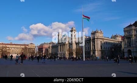 Budapest, Ungheria - 12/29/2018: Piazza Kossuth Lajos, nel centro di Budapest, con lo storico Museo Etnografico (Néprajzi Múzeum) e la grande bandiera. Foto Stock