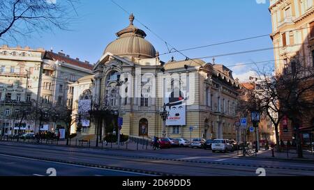 Budapest, Ungheria - 12/29/2018: Veduta del popolare storico Teatro della Commedia di Budapest (Vígszínház) costruito nel 1896 (tardo storicismo). Foto Stock