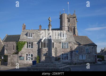 Viste del villaggio di Corfe in Dorset nel Regno Unito, tra cui la Chiesa Torre e il monumento alla guerra, prese il 22 luglio 2020 Foto Stock