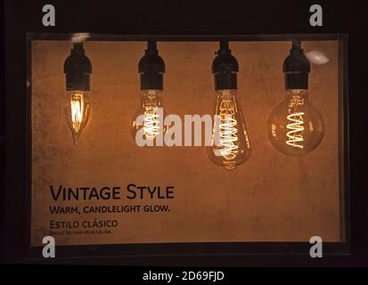 Lampade di stile vintage in esposizione in un negozio di miglioramento della casa in Florida. Foto Stock