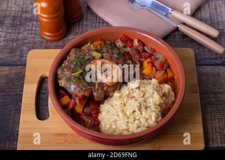 Ossobuco. Scanchi di vitello (manzo) con risotto allo zafferano in milanese, gremolata e salsa. Piatto tradizionale italiano. Primo piano. Foto Stock