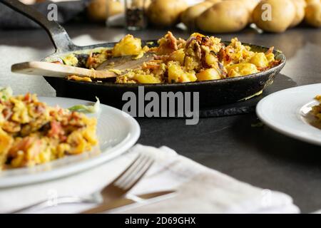 patate fritte con uova, prosciutto e cipolle - colazione contadina Foto Stock