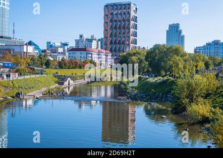 paesaggio urbano in autunno. fiume, case, diga. Ekaterinburg Foto Stock