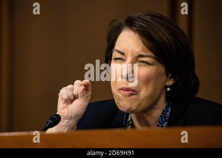 Il senatore degli Stati Uniti Amy Klobuchar (democratico del Minnesota) parla il quarto giorno dell'audizione di conferma della Corte Suprema per il giudice nominato Amy Coney Barrett davanti al Comitato giudiziario del Senato su Capitol Hill il 15 ottobre 2020 a Washington, DC. A meno di un mese dalle elezioni presidenziali, il presidente Donald Trump ha utilizzato Amy Coney Barrett per essere il suo terzo candidato alla Corte Suprema in soli quattro anni. Se confermato, Barrett sostituirà il defunto Ruth Bader Ginsburg. Credit: Samuel Corum/Pool via CNP /MediaPunch Foto Stock