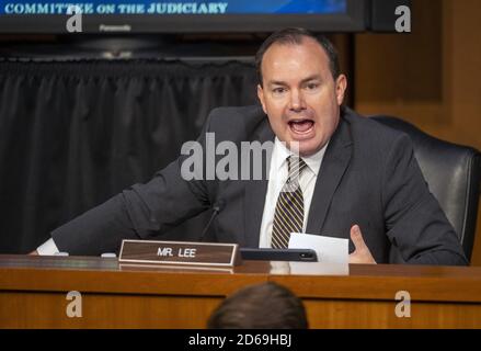 Washington, Stati Uniti. 15 Ott 2020. Il Sen. Mike Lee, R-UT, fa le osservazioni di apertura mentre la commissione giudiziaria del Senato continua la sua audizione sulla conferma del giudice Amy Coney Barrett alla Corte Suprema, a Washington, DC giovedì 15 ottobre 2020. Foto in piscina di Bill o'Leary/UPI Credit: UPI/Alamy Live News Foto Stock