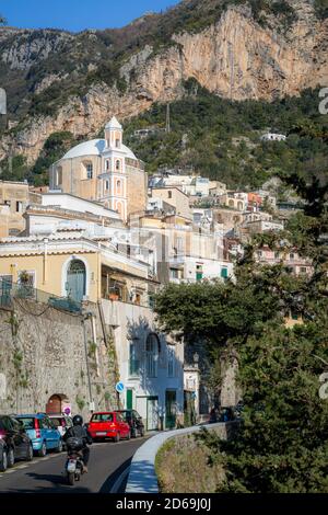 Sole del mattino presto sulla città di Positano lungo la Costiera Amalfitana, Campania, Italia Foto Stock