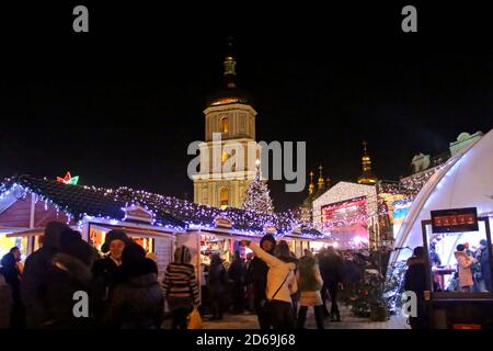 KIEV, UCRAINA - 28 DICEMBRE 2014: Cattedrale di Santa Sofia, mercato di Natale, e principale albero di Capodanno di Kiev su Piazza Sophia a Kiev, Ucraina Foto Stock