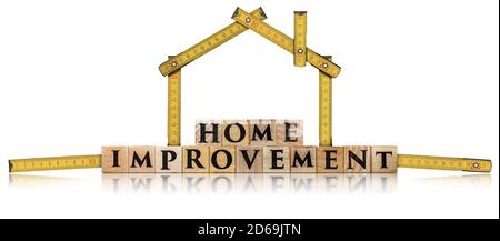 Righello pieghevole giallo di legno a forma di casa e il testo Home Improvement, fatto di blocchi di legno, isolato su sfondo bianco Foto Stock