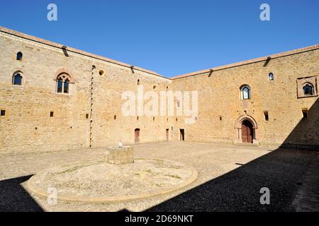 Cortile del castello normanno, Castel Lagopesole, Basilicata, Italia Foto Stock