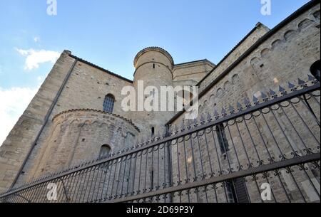 Italia, Basilicata, Acerenza, vista sul retro della cattedrale Foto Stock