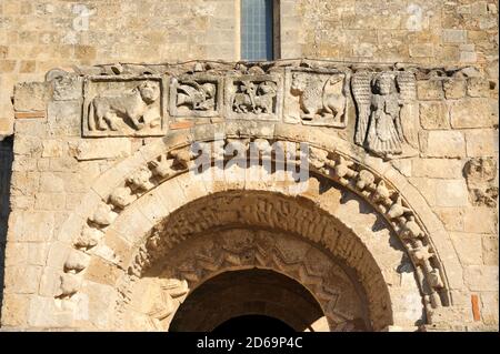 Bassorilievo romanico, porta d'ingresso, Santuario di Santa Maria di Anglona, Tursi, Basilicata, Italia Foto Stock