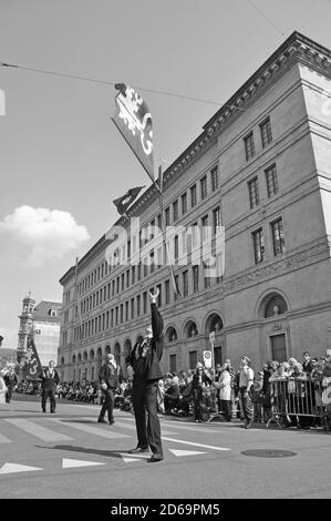 Zürich-City: bandiera svizzera prestazioni a 'Sechseläuten' sfilata di fronte alla Banca nazionale svizzera a Bahnhofstrasse Foto Stock