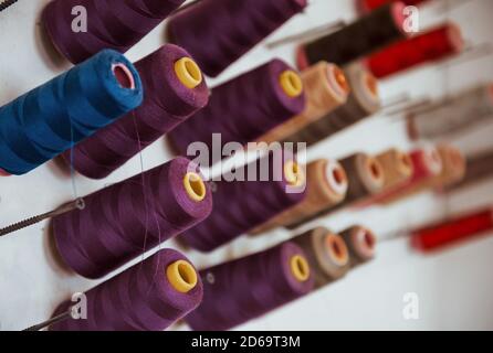 Primo piano, vista dettagliata dei colorati rocchetti di filo su bulloni Foto Stock