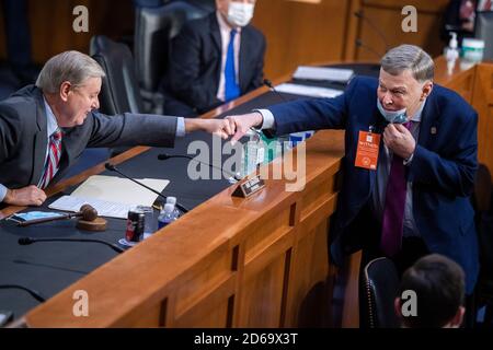 Washington, DC, Stati Uniti. 15 Ott 2020. STATI UNITI - OTTOBRE 15: Il presidente Lindsey Graham, R-S.C., a sinistra, saluta David L. Brown, vice presidente del Comitato permanente della magistratura federale, American Bar Association, durante la riunione di affari esecutiva del Comitato giudiziario del Senato sul candidato alla giustizia della Corte Suprema Amy Coney Barrett nella sede del Senato di Hart, giovedì 15 ottobre 2020. (Foto di Tom Williams/Pool/Sipa USA) Credit: Sipa USA/Alamy Live News Foto Stock