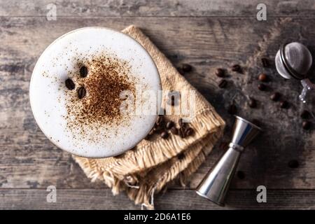 Cocktail espresso Martini in vetro su tavolo di legno. Vista dall'alto.Copia spazio Foto Stock