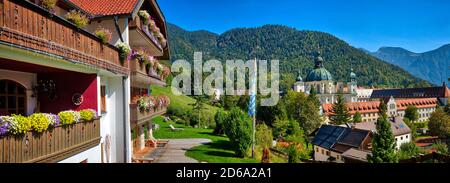 DE - BAVIERA: Monastero di Ettal nelle Alpi bavaresi visto dall'Hotel Blaue Gams sopra il villaggio Foto Stock