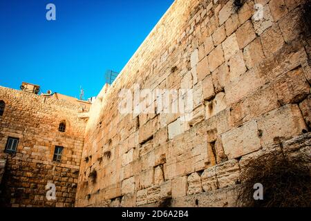 Primo piano del Muro Occidentale, il Muro del Pianto, spesso accorciato al Kotel, è il sito più religioso al mondo per il popolo ebraico, situato nella Foto Stock