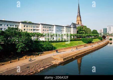 Vista sulla città di Francoforte lungo il fiume meno in Germania Foto Stock