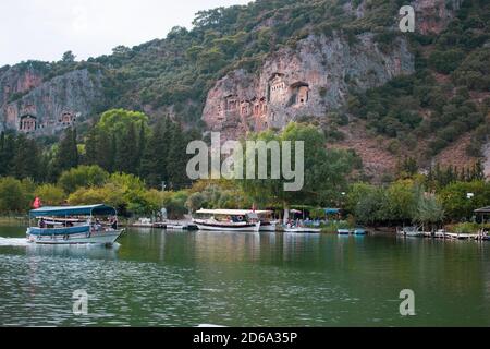 Splendida vista sul fiume Dalyan e sulle antiche tombe di roccia Licia, una destinazione da non perdere in Turchia Foto Stock