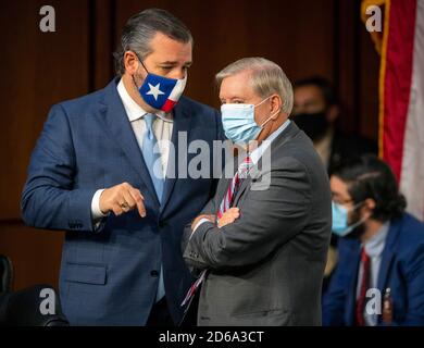 Washington, DC, Stati Uniti. 15 Ott 2020. WASHINGTON, DC - Ottobre 15: Il Sen. Ted Cruz(R-TX), a sinistra, parla con il presidente della commissione Sen. Lindsey Graham(R-SC), a destra, durante una pausa, mentre la commissione giudiziaria del Senato continua la sua audizione sulla conferma del giudice Amy Coney Barrett alla Corte Suprema, a Washington, DC, il 15 ottobre. (Foto di Bill o'Leary/Pool/Sipa USA) Credit: Sipa USA/Alamy Live News Foto Stock