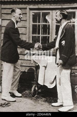 1925 - British Surrey & England Cricketer Jack Hobbs ,( Sir John Berry Hobbs 1882 – 1963, a sinistra) ricevendo congratulazioni per aver segnato 126 secoli dal suo compagno di squadra W C H Sadler prima classe (William Cecil Holborn Sadler 1896-1981) Foto Stock
