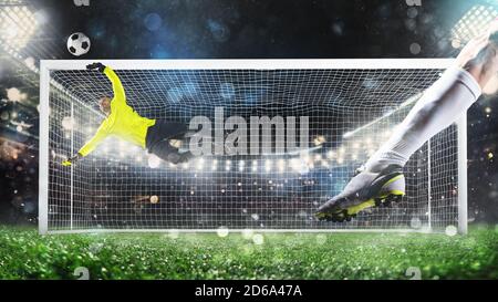 Calcio di punizione con il portiere cercando di salvare il colpo con un'immersione all'angolo dei paletti Foto Stock