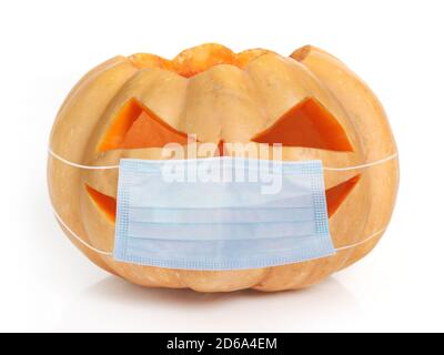 Zucca di Halloween che indossa una maschera medica viso isolato su bianco sfondo Foto Stock