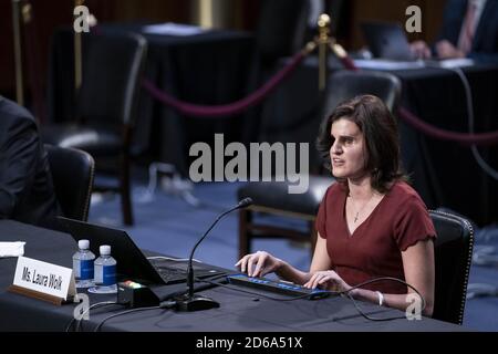 Washington, Stati Uniti. 15 Ott 2020. Laura Wolk, la prima donna cieca ad acclamarsi presso la Corte Suprema ed ex studente di Barrett's alla Notre Dame Law School, testimonia durante l'audizione di conferma del Comitato giudiziario del Senato di Amy Coney Barrett, candidato del presidente degli Stati Uniti Donald Trump per la giustizia associata della Corte Suprema degli Stati Uniti, Su Capitol Hill a Washington, DC giovedì 15 ottobre 2020. Foto in piscina di Sarah Silbiger/UPI Credit: UPI/Alamy Live News Foto Stock