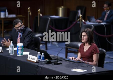 Washington, Stati Uniti. 15 Ott 2020. Saikrishna Prakash, professore presso la University of Virginia Law School, a sinistra, e Laura Wolk, la prima donna cieca ad accertarsi presso la Corte Suprema e ex studente di Barrett alla Notre Dame Law School, testimoniano durante l'audizione di conferma della Commissione giudiziaria del Senato di Amy Coney Barrett, Il candidato del presidente degli Stati Uniti Donald Trump per la giustizia associata della Corte Suprema degli Stati Uniti, su Capitol Hill a Washington, DC giovedì 15 ottobre 2020. Foto in piscina di Sarah Silbiger/UPI Credit: UPI/Alamy Live News Foto Stock