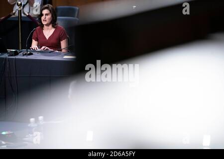 Washington, DC, Stati Uniti. 15 Ott 2020. Laura Wolk, la prima donna cieca ad acclamarsi presso la Corte Suprema ed ex studente di Barrett's alla Notre Dame Law School, testimonia durante l'audizione di conferma del Comitato giudiziario del Senato di Amy Coney Barrett, candidato del presidente degli Stati Uniti Donald Trump per la giustizia associata della Corte Suprema degli Stati Uniti, Su Capitol Hill a Washington, DC, Stati Uniti, giovedì 15 ottobre 2020. Photo by Sarah Silbiger/Pool/Sipa USA) Credit: Sipa USA/Alamy Live News Foto Stock