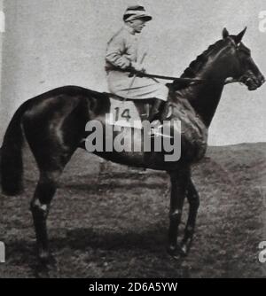 1925 VINCITORE DEL DERBY INGLESE - Steve Donoghue a cavallo della MANNA vincente, un ippodrome britannico e un siré che ha vinto anche la 2000, 1925 Guineas a Newmarket. Manna era un cavallo di baia allevato in Irlanda da James J. Maher al suo prigioniero di Confey nella contea Kildare. Il suo proprietario H Morriss (un mediatore del bullion) ha detto che il nome dei cavalli gli è stato dato perché era un regalo del cielo-inviato! Steve Donoghue (1945 – 1884) è stato un . Si dice che ha deciso di prendere la professione dopo aver vinto un premio per la guida di un asino circo. Foto Stock