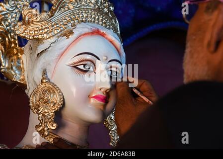 Guwahati, Assam, India. 15 ottobre 2020. Artigiano che fa un idolo della Dea Durga in un laboratorio in vista del festival Durga Puja, a Guwahati, Assam, India giovedì 15 ottobre 2020. Credit: David Talukdar/Alamy Live News Foto Stock