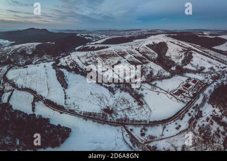 Bassa Beskid, Carpazi Mountain Range in vista aerea invernale Foto Stock