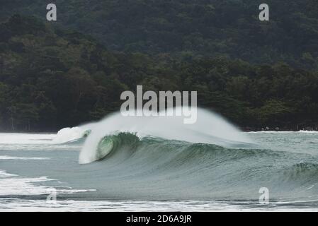 Un'onda si rompe a Castelhanos, Ilhabela, Brasile Foto Stock