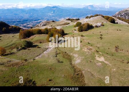 Turno, Italia. 11 Ott 2020. (NOTA PER GLI EDITORI: L'immagine è stata creata con un drone). Una veduta di piano di Pedarreto a circa 1300 metri di altezza, sui monti Pollino in Basilicata, Italia meridionale. Meta turistica molto popolare durante tutto l'anno. Credit: Agenzia fotografica indipendente/Alamy Live News Foto Stock