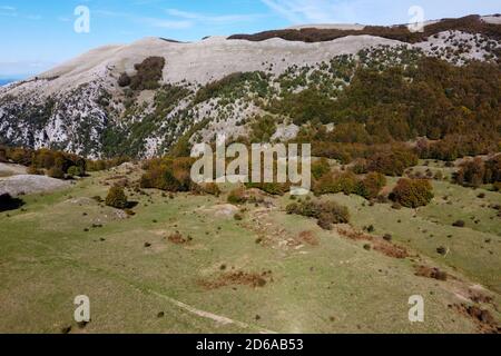 Turno, Italia. 11 Ott 2020. (NOTA PER GLI EDITORI: L'immagine è stata creata con un drone). Una veduta di piano di Pedarreto a circa 1300 metri di altezza, sui monti Pollino in Basilicata, Italia meridionale. Meta turistica molto popolare durante tutto l'anno. Credit: Agenzia fotografica indipendente/Alamy Live News Foto Stock