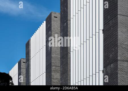 Dettaglio facciata orientale. Università di Wollongong Western Building, Wollongong, Australia. Architetto: HASSELL, 2020. Foto Stock