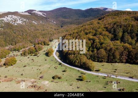 Turno, Italia. 11 Ott 2020. (NOTA PER GLI EDITORI: L'immagine è stata creata con un drone). Una veduta di piano di Pedarreto a circa 1300 metri di altezza, sui monti Pollino in Basilicata, Italia meridionale. Meta turistica molto popolare durante tutto l'anno. Credit: Agenzia fotografica indipendente/Alamy Live News Foto Stock