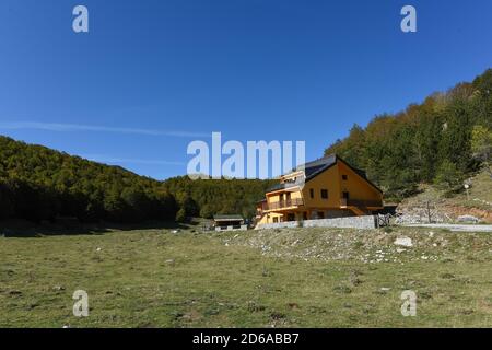Viggianello, Italia. 11 Ott 2020. Rifugio Alcide De Gasperi a piano Ruggio a circa 1550 metri di altezza, sui monti Pollino in Basilicata, Italia meridionale. Meta turistica molto popolare durante tutto l'anno. Credit: Agenzia fotografica indipendente/Alamy Live News Foto Stock